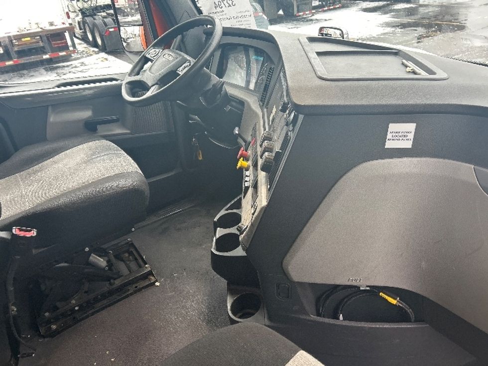 Sleeper Tractor-Heavy Duty Tractors-Freightliner-2019-T11664ST-Plymouth-MI-344,195\n\t\tmiles-$ 56,750 - Image 15
