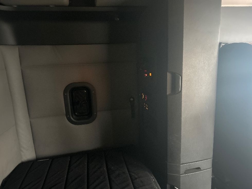 Sleeper Tractor-Heavy Duty Tractors-Freightliner-2019-T11664ST-Plymouth-MI-344,195\n\t\tmiles-$ 56,750 - Image 17