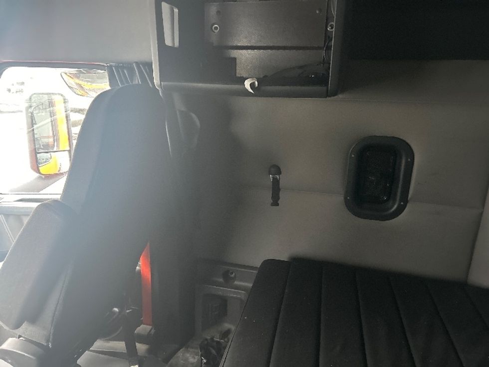 Sleeper Tractor-Heavy Duty Tractors-Freightliner-2019-T11664ST-Plymouth-MI-344,195\n\t\tmiles-$ 56,750 - Image 18