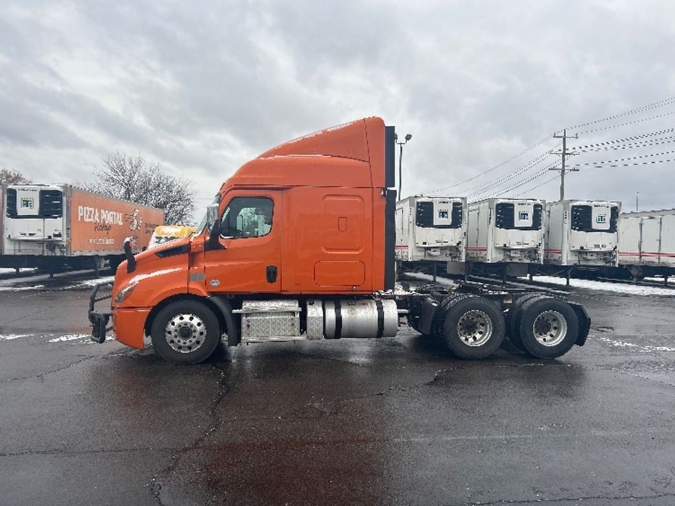 Sleeper Tractor-Heavy Duty Tractors-Freightliner-2019-T11664ST-Plymouth-MI-344,195\n\t\tmiles-$ 56,750 - Image 4