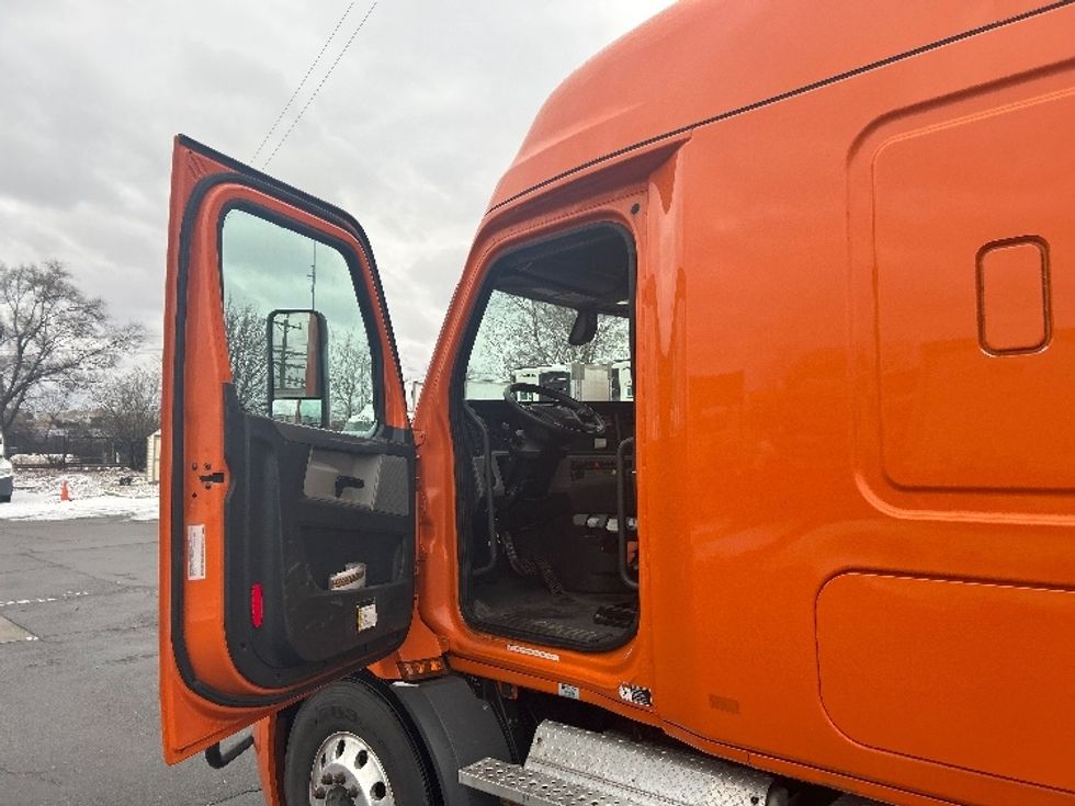 Sleeper Tractor-Heavy Duty Tractors-Freightliner-2019-T11664ST-Plymouth-MI-344,195\n\t\tmiles-$ 56,750 - Image 9