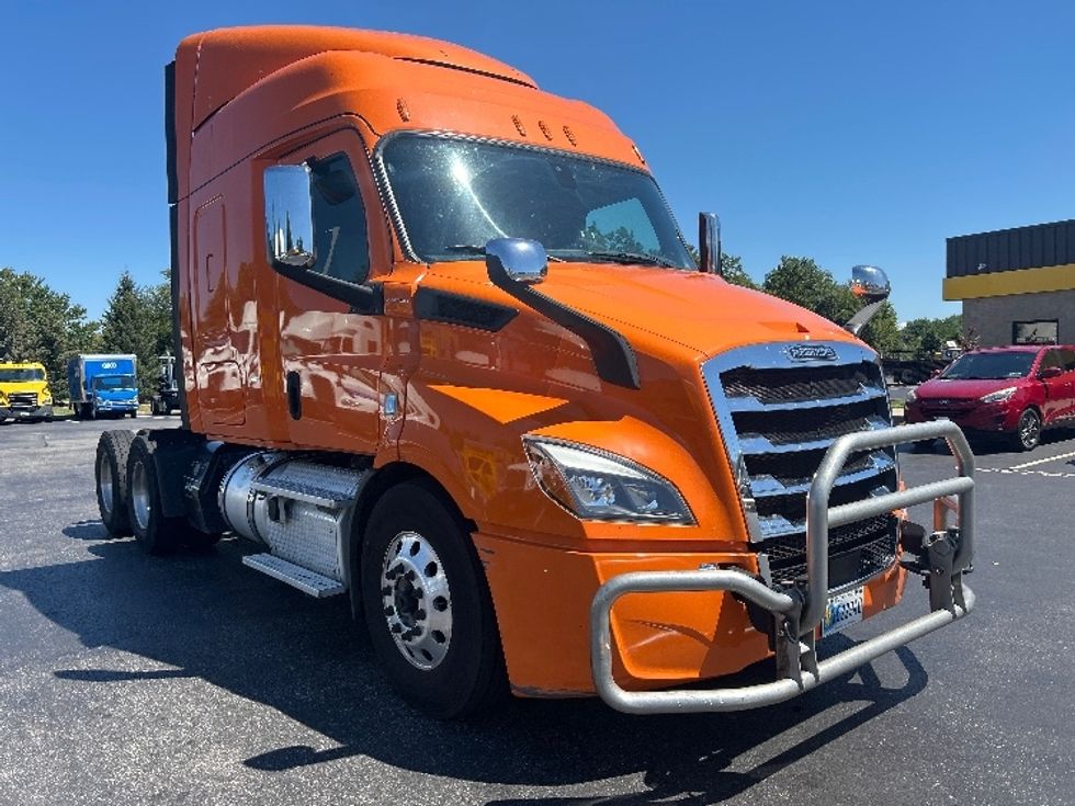 Sleeper Tractor-Heavy Duty Tractors-Freightliner-2019-T11664ST-Swedesboro-NJ-352,853\n\t\tmiles-$ 60,250 - Image 1