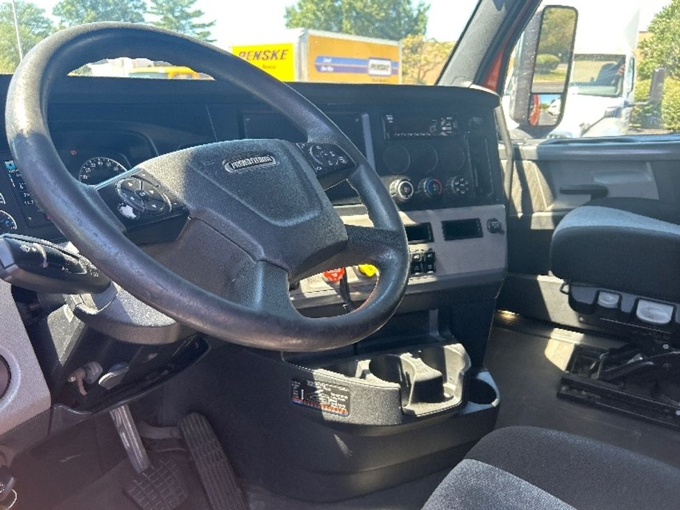 Sleeper Tractor-Heavy Duty Tractors-Freightliner-2019-T11664ST-Swedesboro-NJ-352,853\n\t\tmiles-$ 60,250 - Image 10