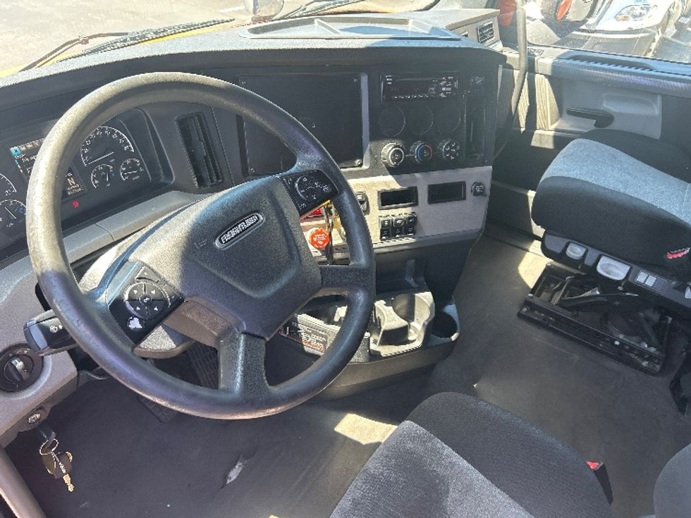 Sleeper Tractor-Heavy Duty Tractors-Freightliner-2019-T11664ST-Swedesboro-NJ-352,853\n\t\tmiles-$ 60,250 - Image 11
