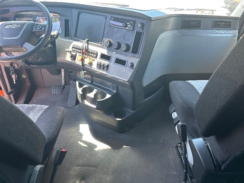 Sleeper Tractor-Heavy Duty Tractors-Freightliner-2019-T11664ST-Swedesboro-NJ-352,853\n\t\tmiles-$ 60,250 - Image 12