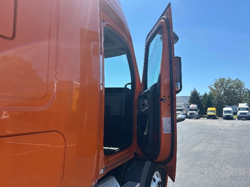 Sleeper Tractor-Heavy Duty Tractors-Freightliner-2019-T11664ST-Swedesboro-NJ-352,853\n\t\tmiles-$ 60,250 - Image 13