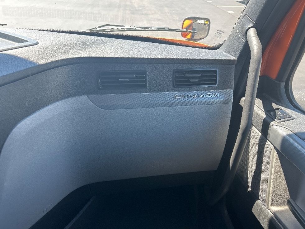 Sleeper Tractor-Heavy Duty Tractors-Freightliner-2019-T11664ST-Swedesboro-NJ-352,853\n\t\tmiles-$ 60,250 - Image 14