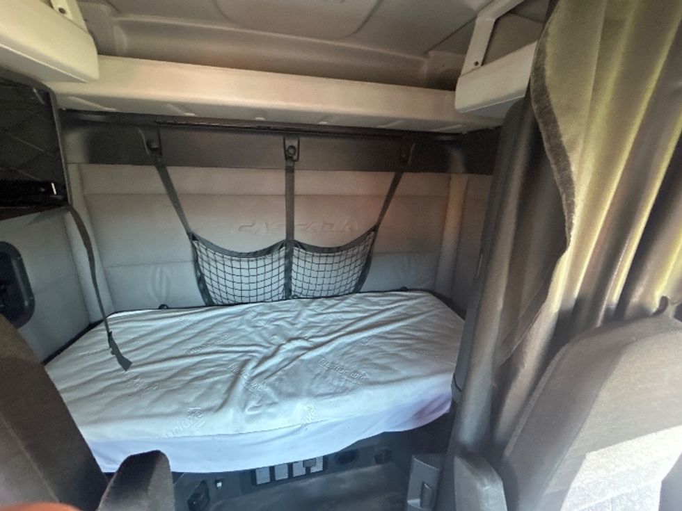 Sleeper Tractor-Heavy Duty Tractors-Freightliner-2019-T11664ST-Swedesboro-NJ-352,853\n\t\tmiles-$ 60,250 - Image 16