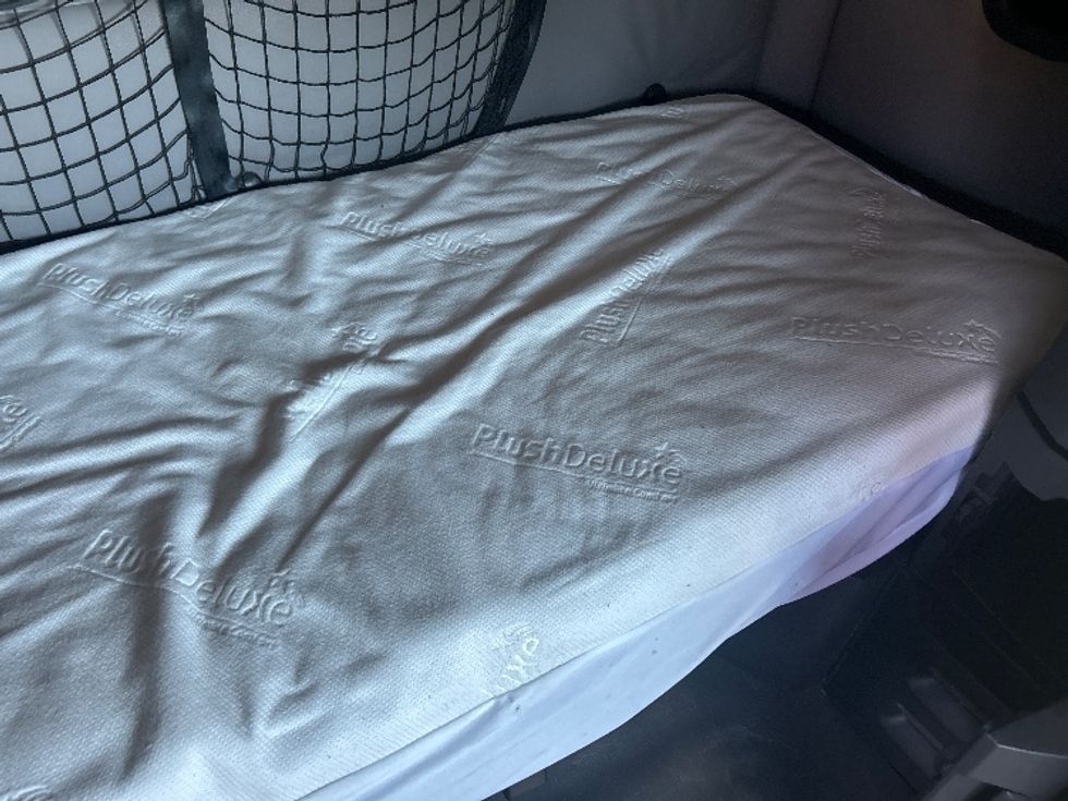 Sleeper Tractor-Heavy Duty Tractors-Freightliner-2019-T11664ST-Swedesboro-NJ-352,853\n\t\tmiles-$ 60,250 - Image 17