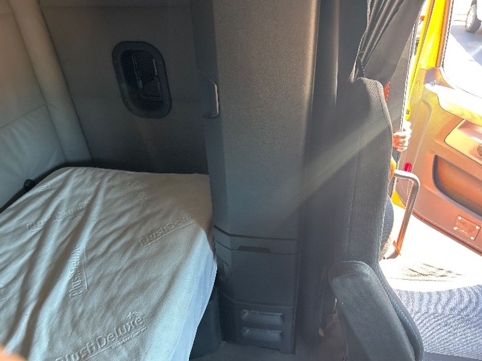 Sleeper Tractor-Heavy Duty Tractors-Freightliner-2019-T11664ST-Swedesboro-NJ-352,853\n\t\tmiles-$ 60,250 - Image 18