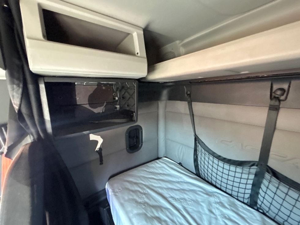 Sleeper Tractor-Heavy Duty Tractors-Freightliner-2019-T11664ST-Swedesboro-NJ-352,853\n\t\tmiles-$ 60,250 - Image 19