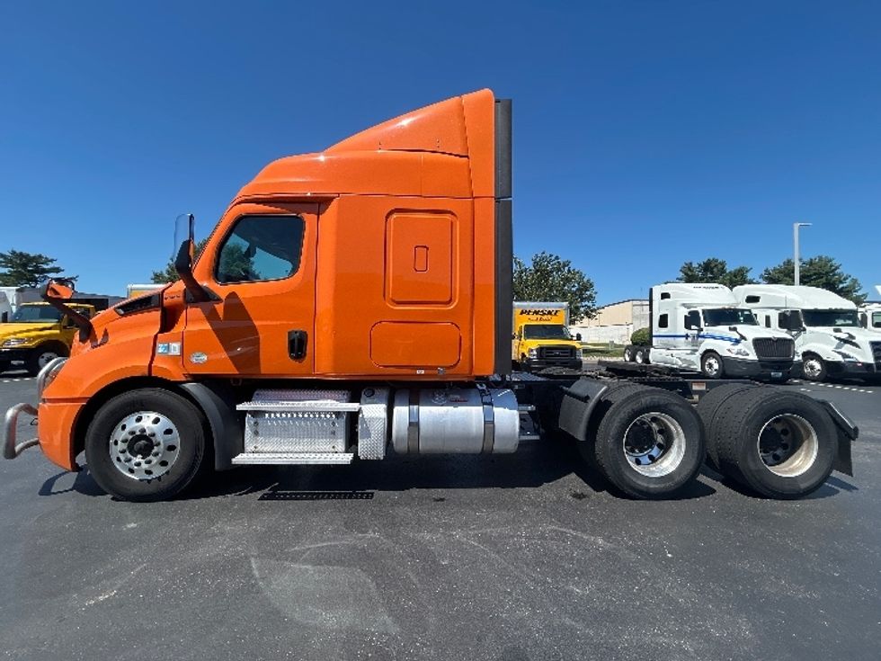 Sleeper Tractor-Heavy Duty Tractors-Freightliner-2019-T11664ST-Swedesboro-NJ-352,853\n\t\tmiles-$ 60,250 - Image 4