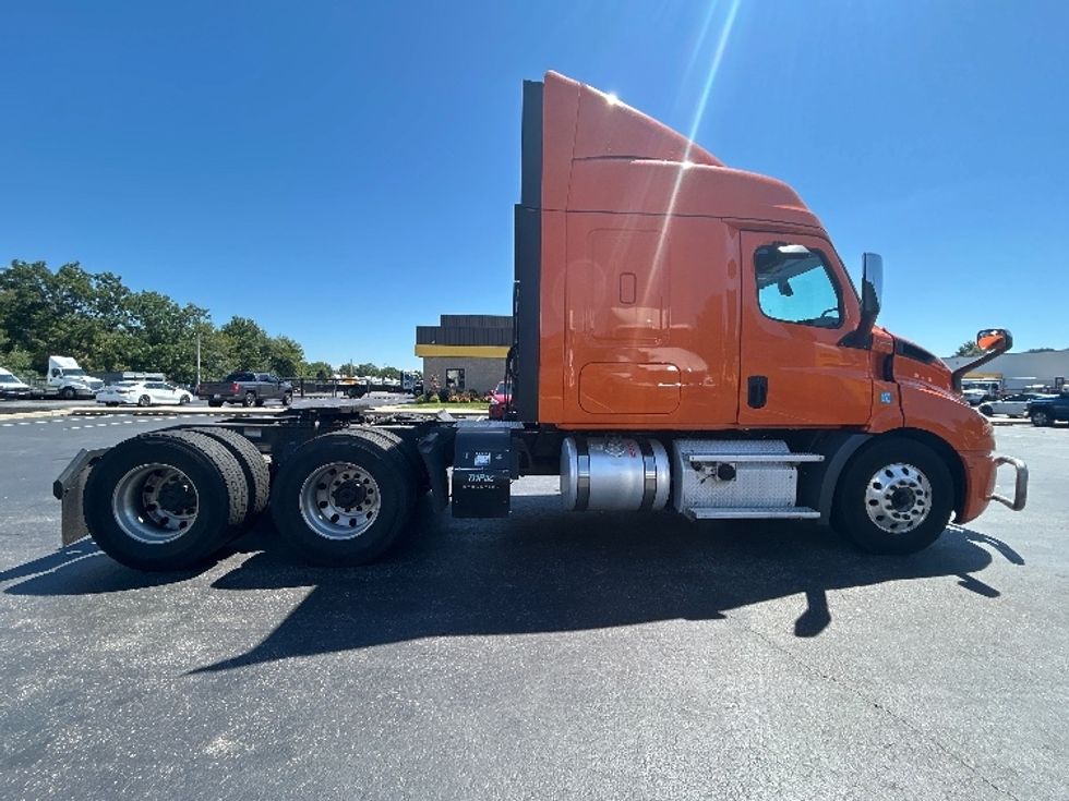 Sleeper Tractor-Heavy Duty Tractors-Freightliner-2019-T11664ST-Swedesboro-NJ-352,853\n\t\tmiles-$ 60,250 - Image 8
