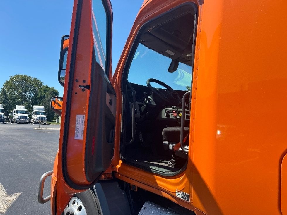 Sleeper Tractor-Heavy Duty Tractors-Freightliner-2019-T11664ST-Swedesboro-NJ-352,853\n\t\tmiles-$ 60,250 - Image 9