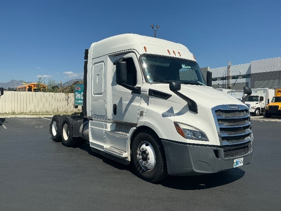 Sleeper Tractor-Heavy Duty Tractors-Freightliner-2019-T11664ST-Torrance-CA-168,000\n\t\tmiles-$ 68,250 - Image 1