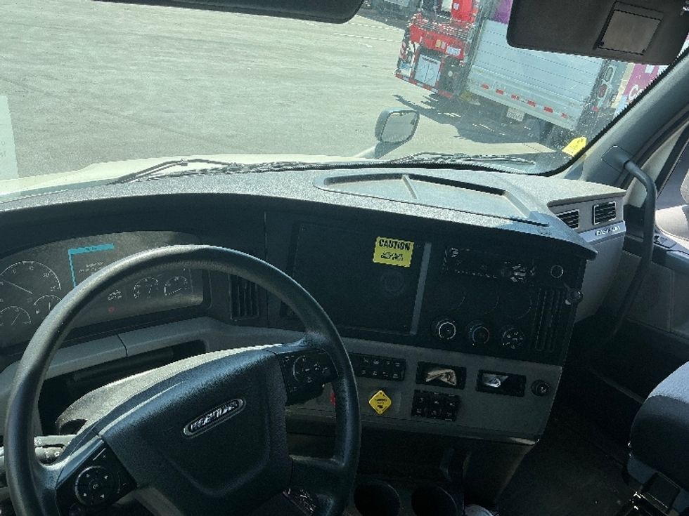 Sleeper Tractor-Heavy Duty Tractors-Freightliner-2019-T11664ST-Torrance-CA-168,000\n\t\tmiles-$ 68,250 - Image 11