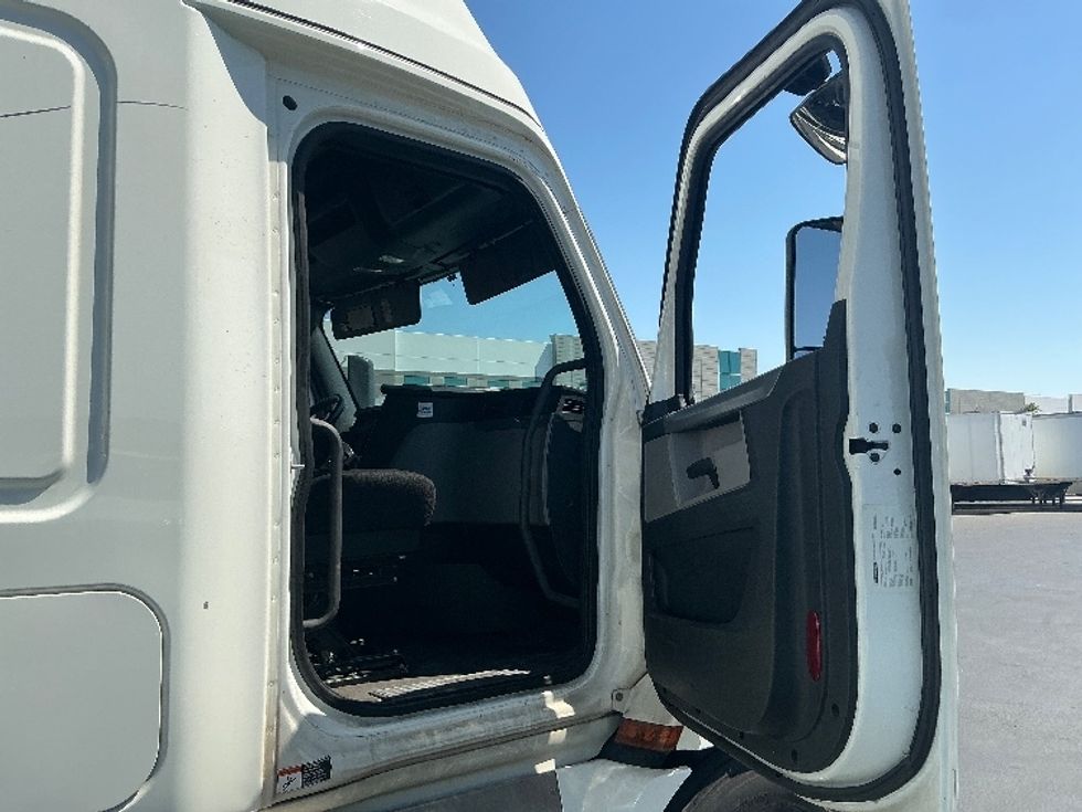 Sleeper Tractor-Heavy Duty Tractors-Freightliner-2019-T11664ST-Torrance-CA-168,000\n\t\tmiles-$ 68,250 - Image 13
