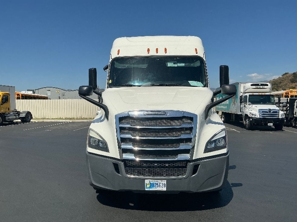 Sleeper Tractor-Heavy Duty Tractors-Freightliner-2019-T11664ST-Torrance-CA-168,000\n\t\tmiles-$ 68,250 - Image 2