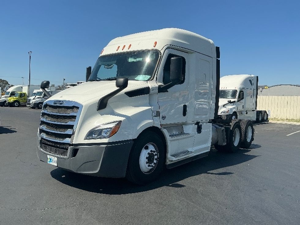 Sleeper Tractor-Heavy Duty Tractors-Freightliner-2019-T11664ST-Torrance-CA-168,000\n\t\tmiles-$ 68,250 - Image 3