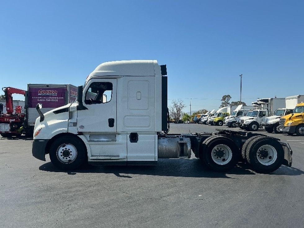 Sleeper Tractor-Heavy Duty Tractors-Freightliner-2019-T11664ST-Torrance-CA-168,000\n\t\tmiles-$ 68,250 - Image 4