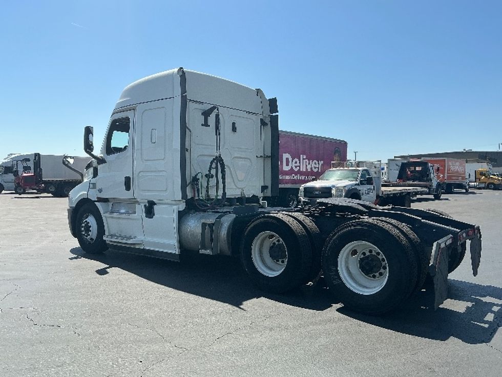 Sleeper Tractor-Heavy Duty Tractors-Freightliner-2019-T11664ST-Torrance-CA-168,000\n\t\tmiles-$ 68,250 - Image 5