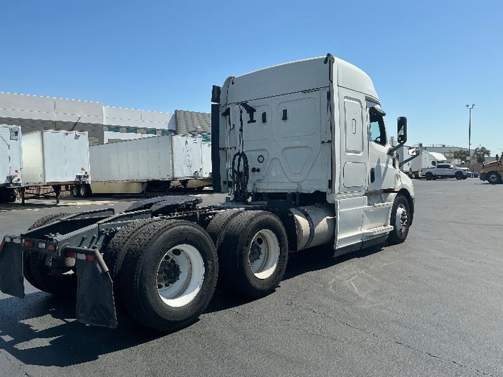 Sleeper Tractor-Heavy Duty Tractors-Freightliner-2019-T11664ST-Torrance-CA-168,000\n\t\tmiles-$ 68,250 - Image 7