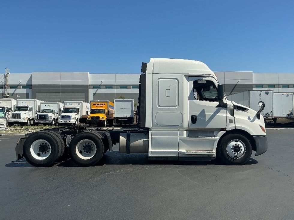 Sleeper Tractor-Heavy Duty Tractors-Freightliner-2019-T11664ST-Torrance-CA-168,000\n\t\tmiles-$ 68,250 - Image 8