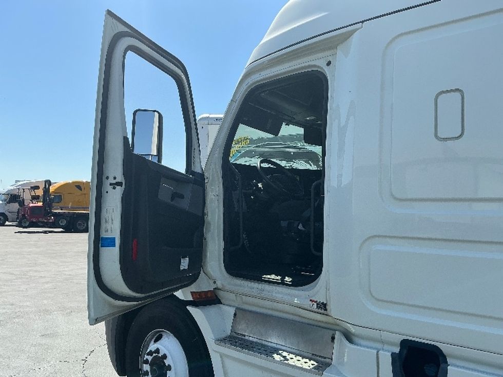Sleeper Tractor-Heavy Duty Tractors-Freightliner-2019-T11664ST-Torrance-CA-168,000\n\t\tmiles-$ 68,250 - Image 9