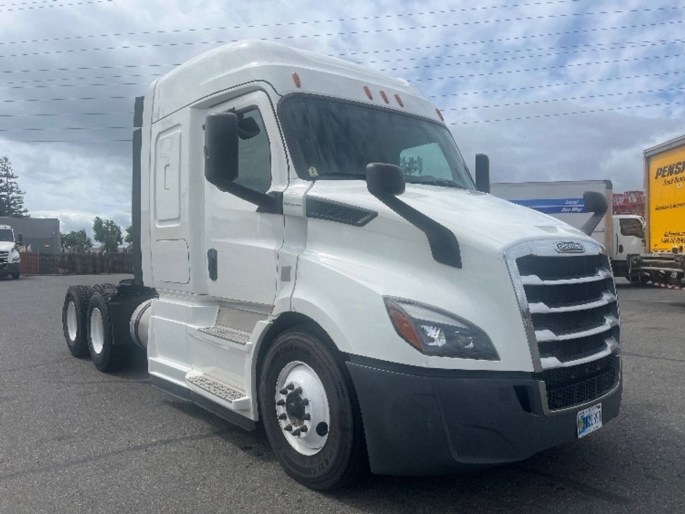 Sleeper Tractor-Heavy Duty Tractors-Freightliner-2019-T11664ST-West Sacramento-CA-128,058\n\t\tmiles-$ 80,000 - Image 1