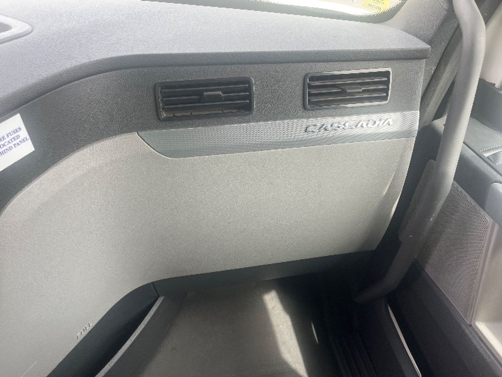 Sleeper Tractor-Heavy Duty Tractors-Freightliner-2019-T11664ST-West Sacramento-CA-128,058\n\t\tmiles-$ 80,000 - Image 14