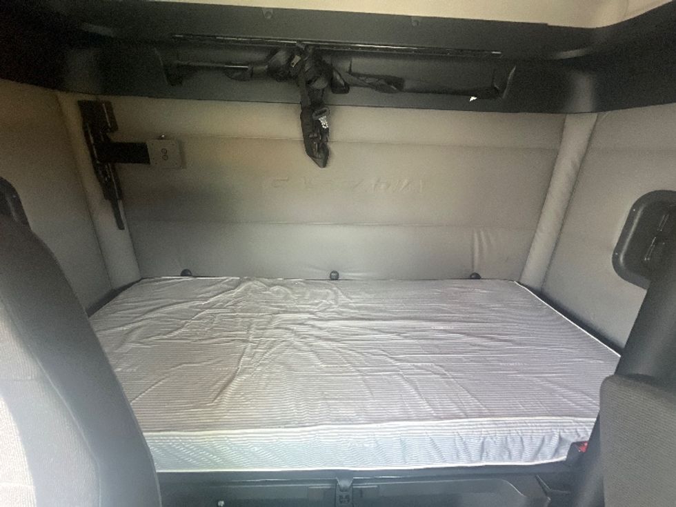 Sleeper Tractor-Heavy Duty Tractors-Freightliner-2019-T11664ST-West Sacramento-CA-128,058\n\t\tmiles-$ 80,000 - Image 16