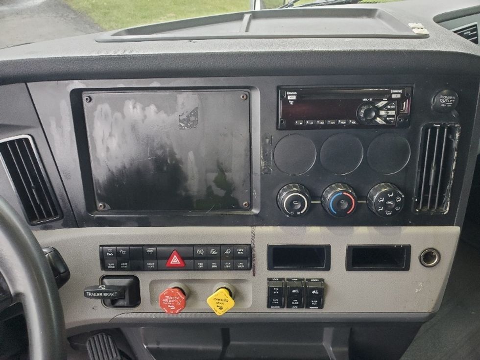 Sleeper Tractor-Heavy Duty Tractors-Freightliner-2019-T12642ST-White Deer-PA-573,775\n\t\tmiles-$ 54,000 - Image 12