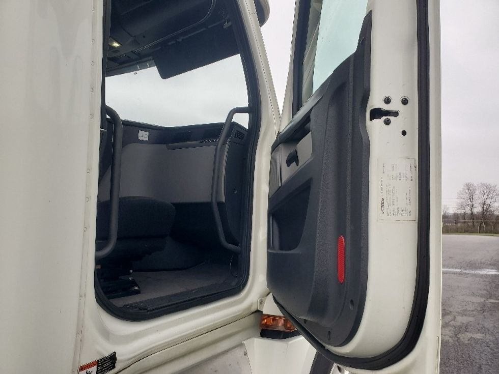 Sleeper Tractor-Heavy Duty Tractors-Freightliner-2019-T12642ST-White Deer-PA-573,775\n\t\tmiles-$ 54,000 - Image 13