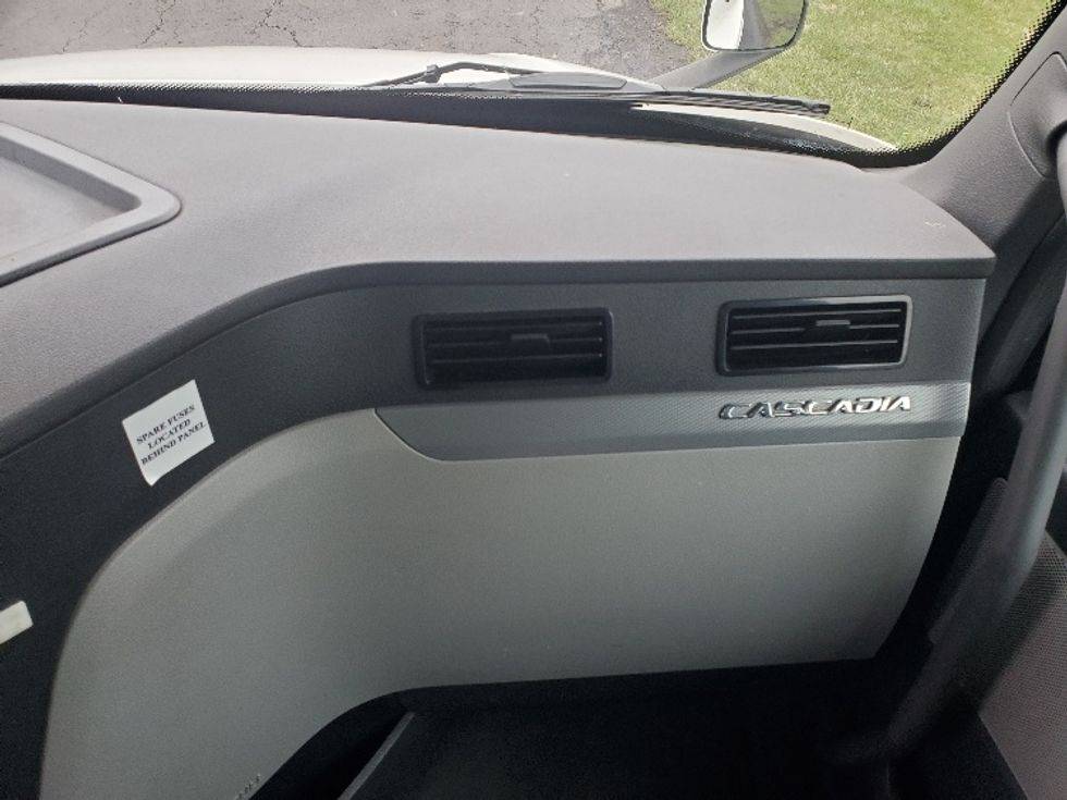 Sleeper Tractor-Heavy Duty Tractors-Freightliner-2019-T12642ST-White Deer-PA-573,775\n\t\tmiles-$ 54,000 - Image 14