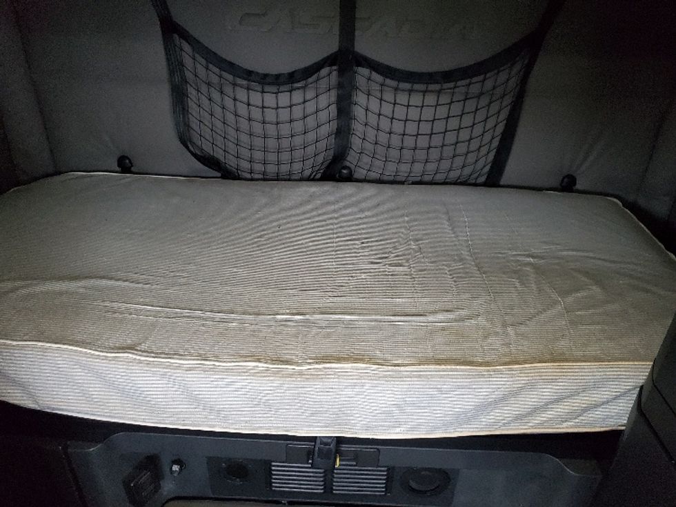 Sleeper Tractor-Heavy Duty Tractors-Freightliner-2019-T12642ST-White Deer-PA-573,775\n\t\tmiles-$ 54,000 - Image 17