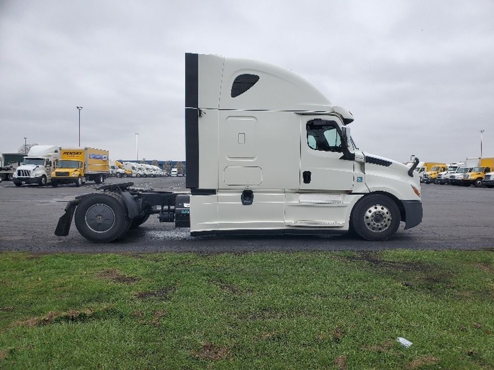 Sleeper Tractor-Heavy Duty Tractors-Freightliner-2019-T12642ST-White Deer-PA-573,775\n\t\tmiles-$ 54,000 - Image 8