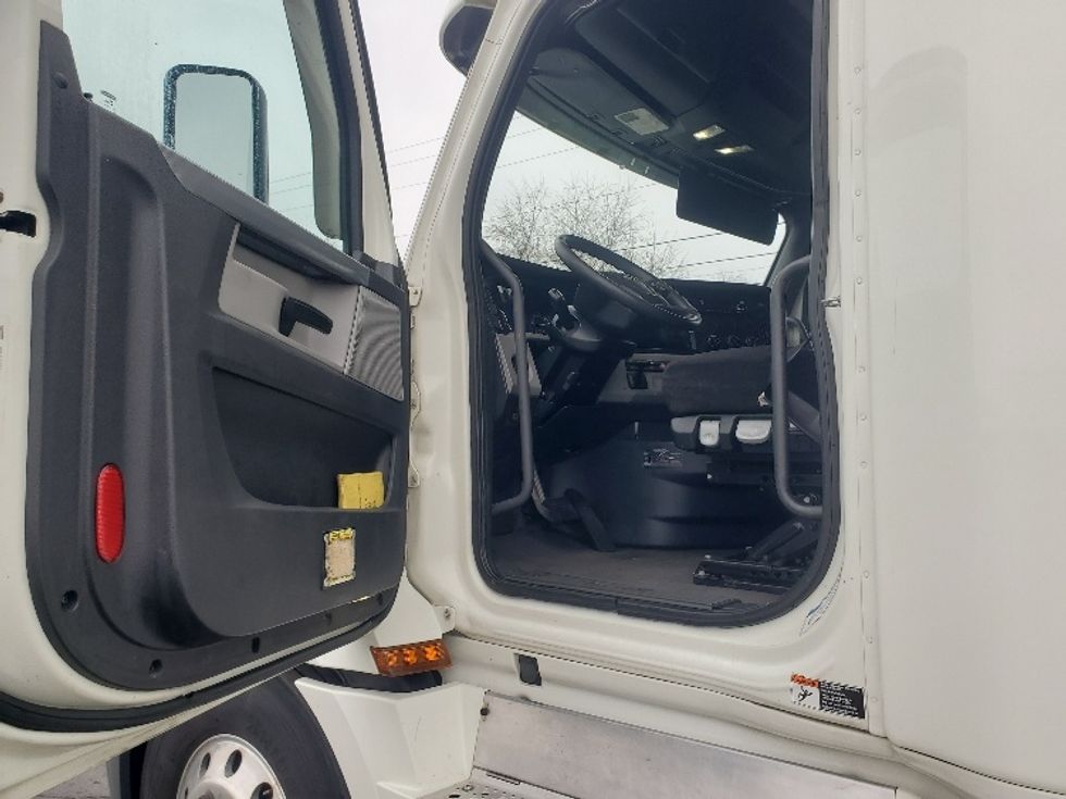 Sleeper Tractor-Heavy Duty Tractors-Freightliner-2019-T12642ST-White Deer-PA-573,775\n\t\tmiles-$ 54,000 - Image 9