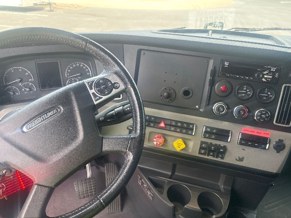 Sleeper Tractor-Heavy Duty Tractors-Freightliner-2019-T12662ST-Concord-NC-237,968\n\t\tmiles-$ 68,500 - Image 11