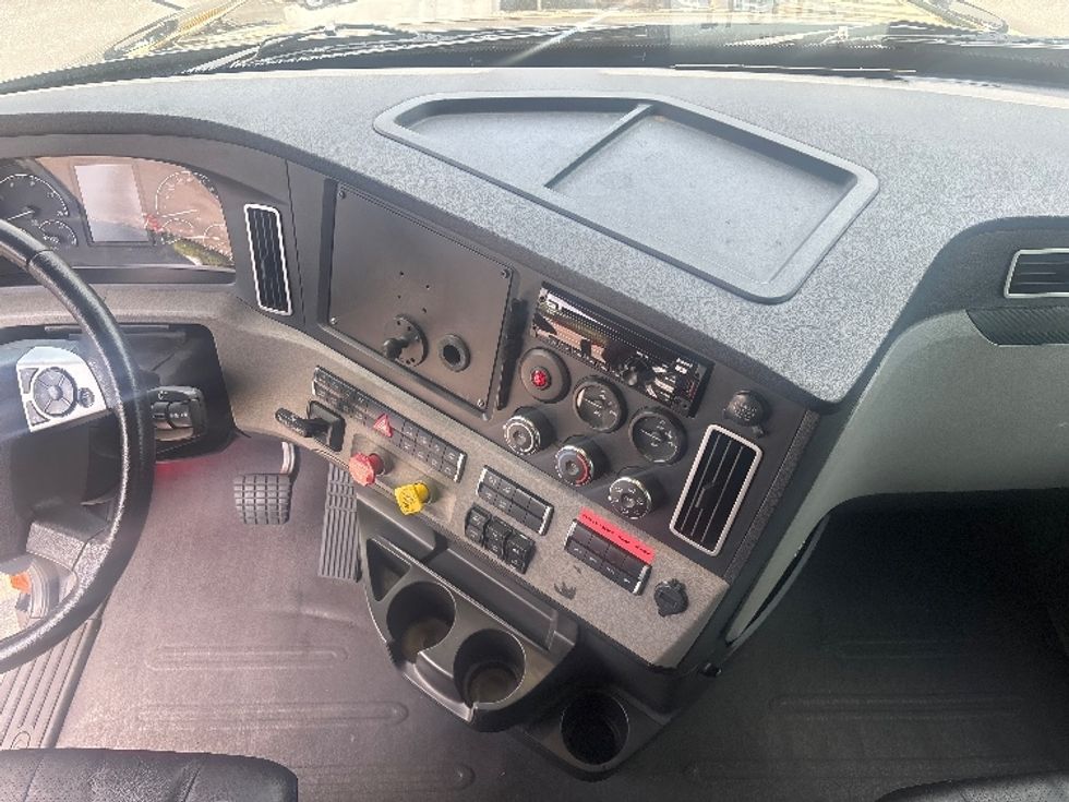 Sleeper Tractor-Heavy Duty Tractors-Freightliner-2019-T12662ST-Concord-NC-237,968\n\t\tmiles-$ 68,500 - Image 12