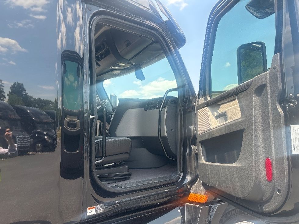 Sleeper Tractor-Heavy Duty Tractors-Freightliner-2019-T12662ST-Concord-NC-237,968\n\t\tmiles-$ 68,500 - Image 13
