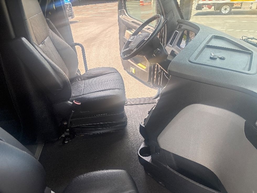Sleeper Tractor-Heavy Duty Tractors-Freightliner-2019-T12662ST-Concord-NC-237,968\n\t\tmiles-$ 68,500 - Image 15