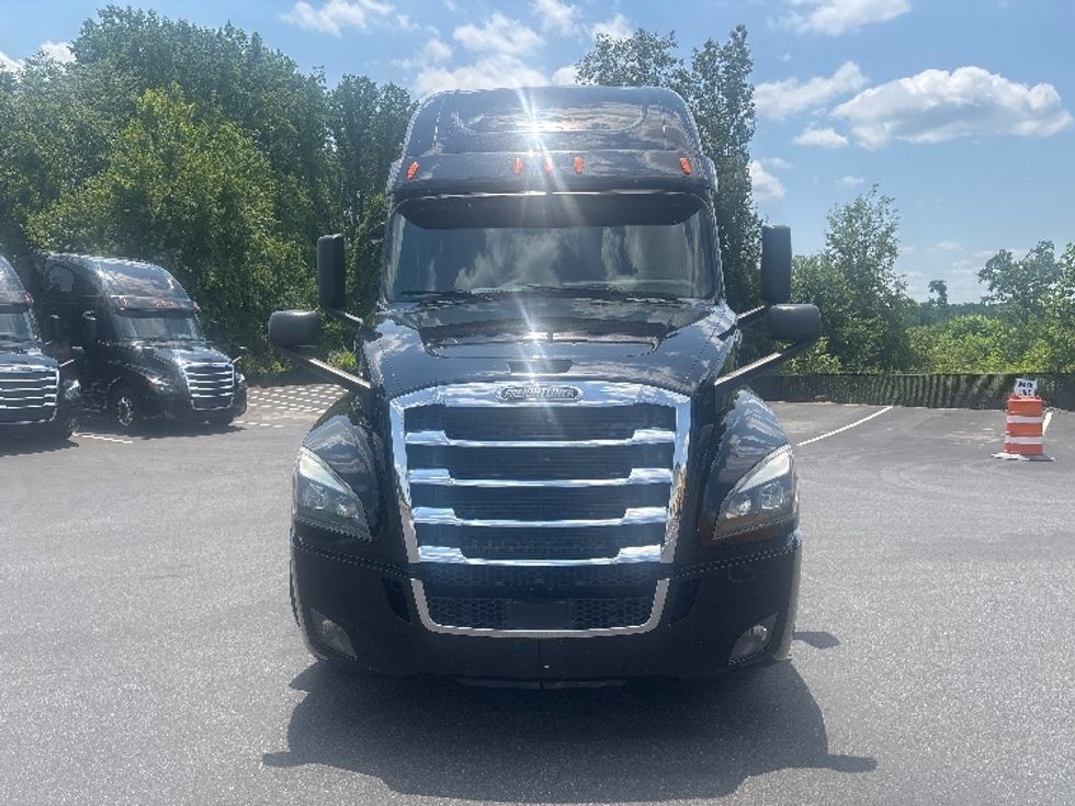 Sleeper Tractor-Heavy Duty Tractors-Freightliner-2019-T12662ST-Concord-NC-237,968\n\t\tmiles-$ 68,500 - Image 2