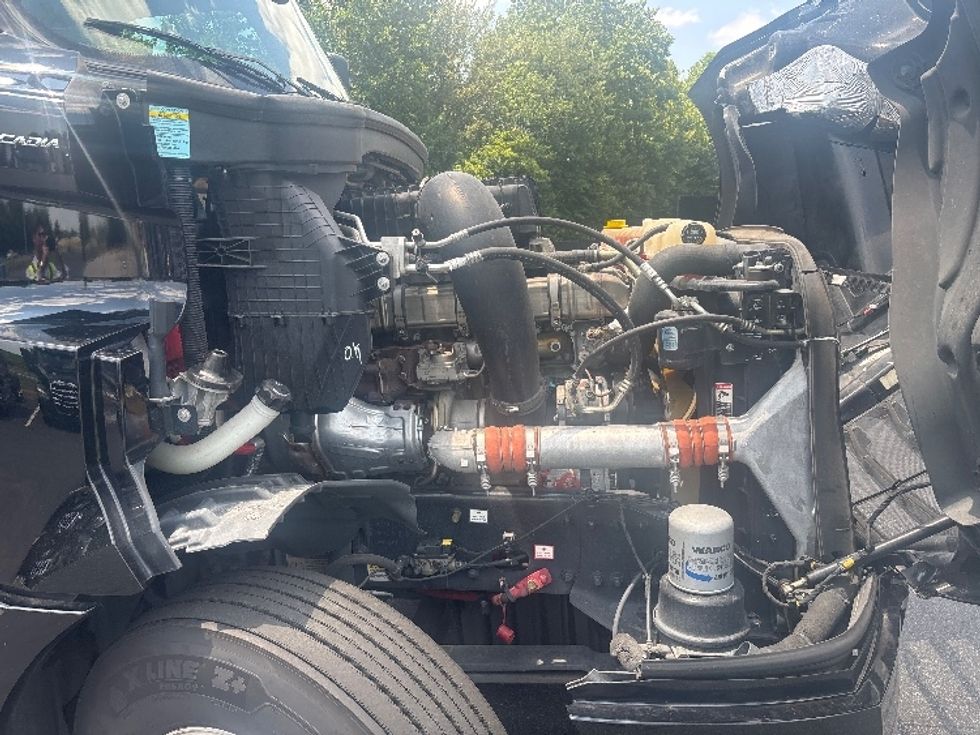 Sleeper Tractor-Heavy Duty Tractors-Freightliner-2019-T12662ST-Concord-NC-237,968\n\t\tmiles-$ 68,500 - Image 20