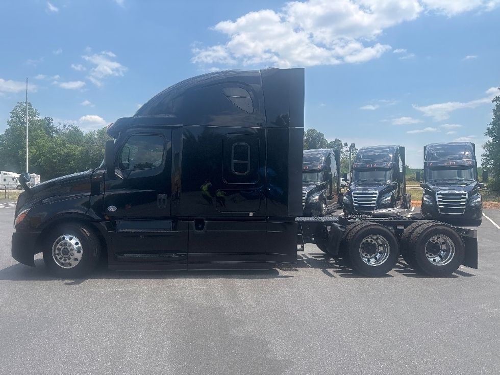 Sleeper Tractor-Heavy Duty Tractors-Freightliner-2019-T12662ST-Concord-NC-237,968\n\t\tmiles-$ 68,500 - Image 4