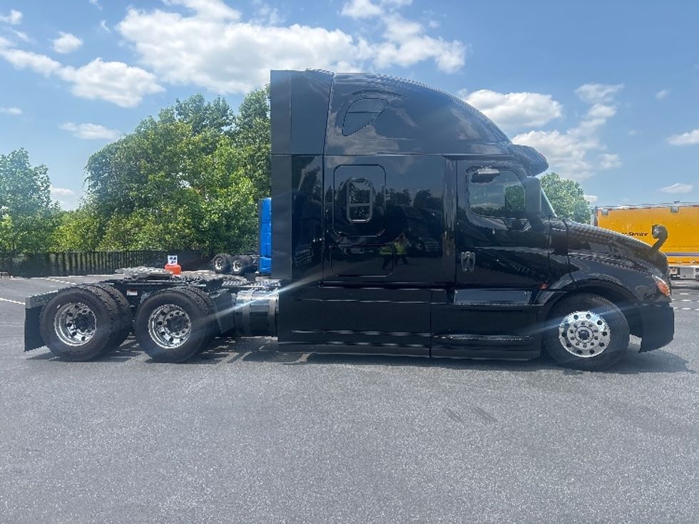 Sleeper Tractor-Heavy Duty Tractors-Freightliner-2019-T12662ST-Concord-NC-237,968\n\t\tmiles-$ 68,500 - Image 8