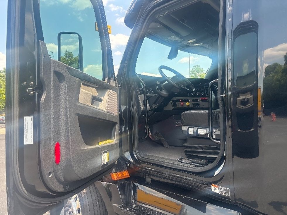 Sleeper Tractor-Heavy Duty Tractors-Freightliner-2019-T12662ST-Concord-NC-237,968\n\t\tmiles-$ 68,500 - Image 9