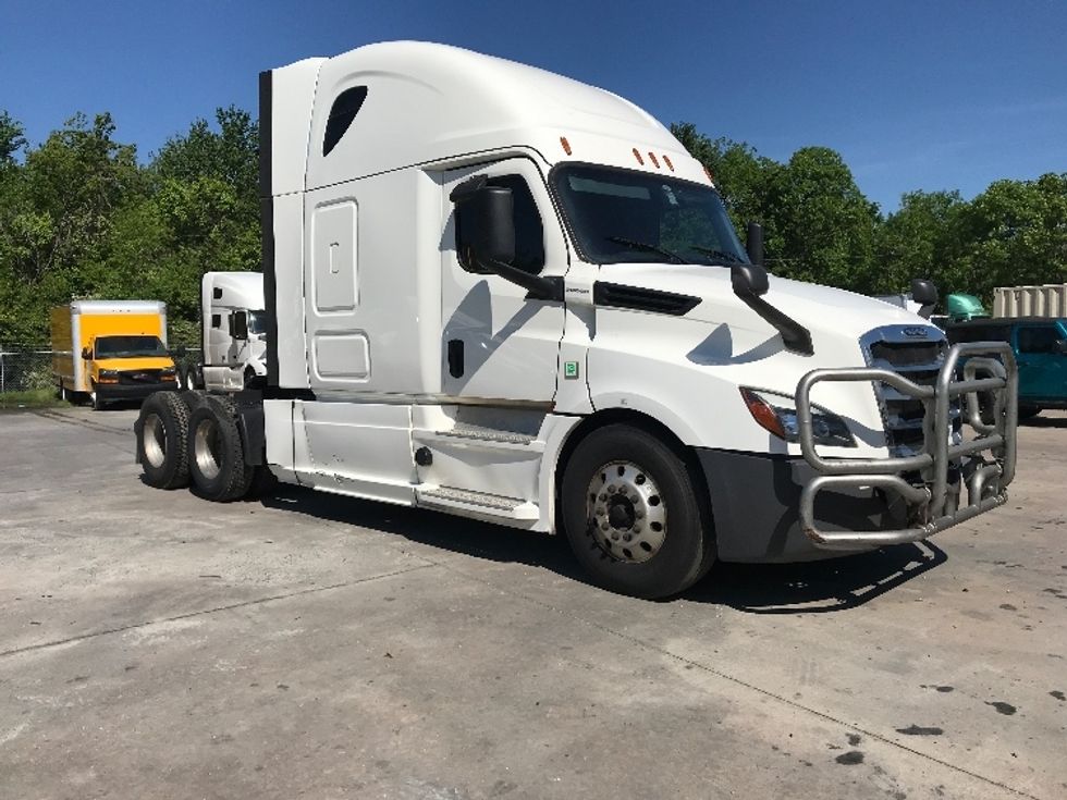Sleeper Tractor-Heavy Duty Tractors-Freightliner-2019-T12662ST-Ocala-FL-548,240\n\t\tmiles-$ 52,000 - Image 1