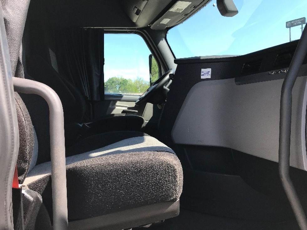 Sleeper Tractor-Heavy Duty Tractors-Freightliner-2019-T12662ST-Ocala-FL-548,240\n\t\tmiles-$ 52,000 - Image 15