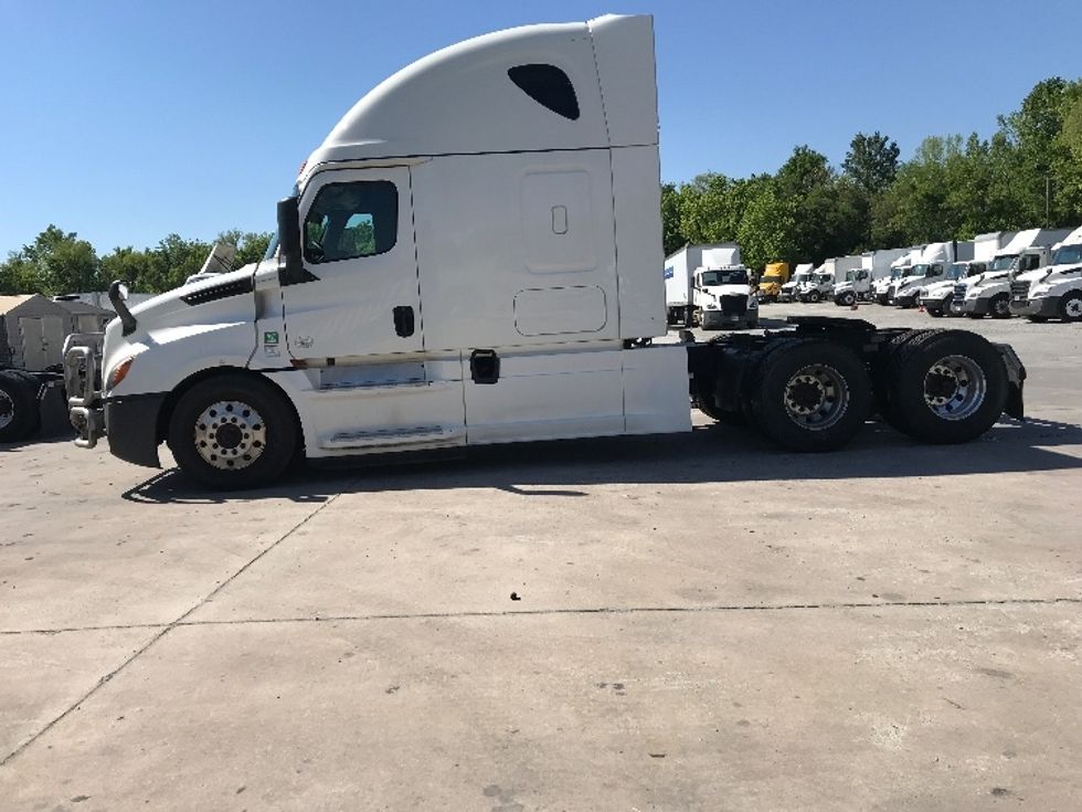 Sleeper Tractor-Heavy Duty Tractors-Freightliner-2019-T12662ST-Ocala-FL-548,240\n\t\tmiles-$ 52,000 - Image 4