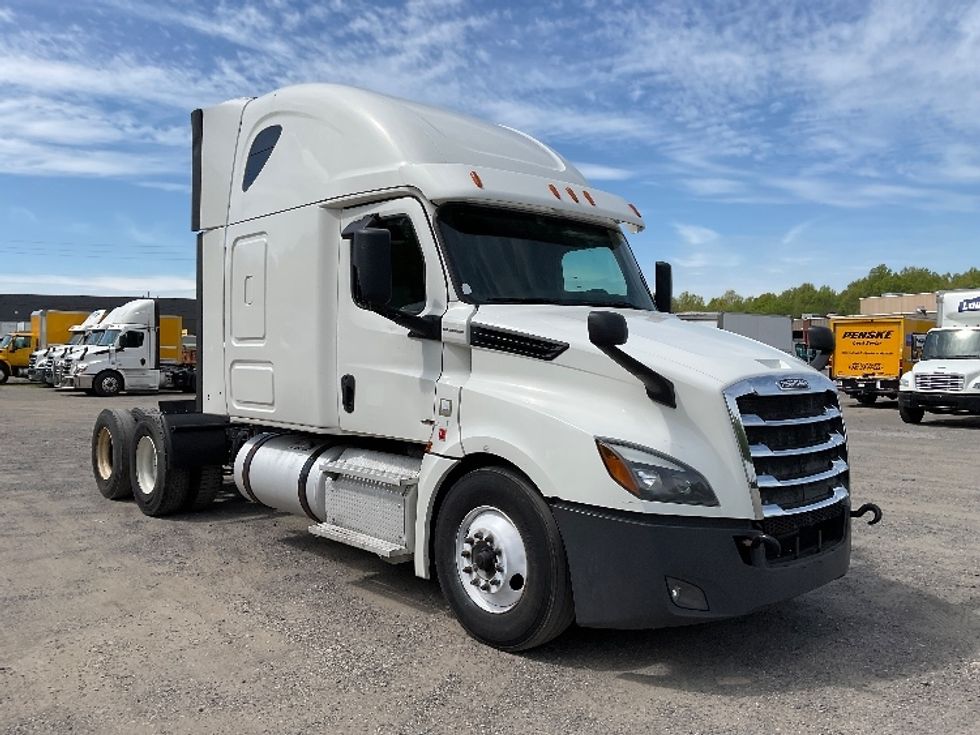 Sleeper Tractor-Heavy Duty Tractors-Freightliner-2019-T12664ST-Akron-OH-596,825\n\t\tmiles-$ 55,250 - Image 1